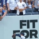 [MLB] 인플레이 타구에 개입했다가 퇴장당하는 관중.gif 이미지