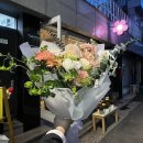 이수역 1번출구 앞 1 | [서울 / 이수역 꽃집] 총신대입구역 꽃다발 후기&#34;모든계절이신록이기를&#34;