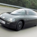 독일 폭스바겐이 개발한 1L 라는 자동차 1리터에 100km주행 이미지