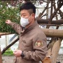 부끄러워서 사육사 뒤로 숨는 레서판다 이미지