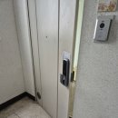 현관문 보기싫은 부분 페인트로 가리는 시공