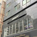 와인조형물 | [교대역/서초] 교대역 술집 겸 디저트카페 "앨리커피앤와인" 방문 후기