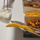 김해 닭강정 맛집 양념치킨이랑은 다르게 겉에 코팅이 딱 되어있는 꿀삐닭강정 내돈내산 후기