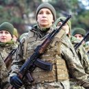 작가도 공무원도 총을 들었다, 용맹한 우크라 女戰士 3만명 이미지