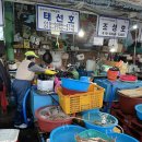 태선호 | [강원도 동해] 맛있는 대게와 회가 저렴한 ‘묵호항 어시장’