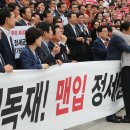 두 남자의 포옹 이미지