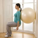 아기와 만나는 순산요가 | 임산부 출산 준비에 도움되는 요가 : 짐볼 와이드 스쿼트