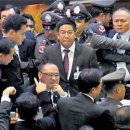 태국 국회, 국가화합 법안 상정 시도 : 결국 몸싸움으로 끝나 이미지