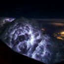 Flying Dutch Pilot Photographs the Stormiest Skies 이미지