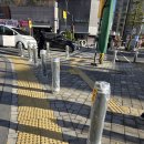 청라유치원 앞 신호등 | 신호등 앞 보행자 안전 볼라드 설치