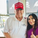 불안 시달렸던 12살 소녀, 트럼프 곁 극우스피커로…“좌파 해고” 이미지