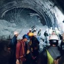 인도 터널 붕괴: 구조대원들이 갇힌 생존자를 찾아 발굴 중 이미지