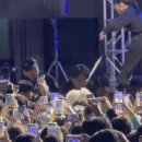 건국대 축제 무대중 관객석으로 뛰어내렸지만 아무도 받아주지 않았던 올데프 타잔 이미지