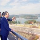 진주 남강댐을 둘러보는 당시의 김종필 국무총리 (1999년) 이미지