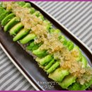 아보카도와 날치알을 올려 먹은 고소한 크래미 오이 김밥 이미지