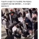 미성년자 선수들은 지나가는중에도 계속 처음보는 남성들에게 짐 검사를 당해야했다 이미지