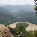 [산행자료]어라연[魚羅淵] 잣봉 537m 계곡/동강(東江)은 Ω자 형으로 구비구비 휘돌아 흐르는 물돌이 모습이 장관이다. 이미지