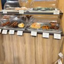 청양소방서 화장실 3층 | 청량리 대형카페 빵집 마리 카페 할라시오 체다청양 소세지빵 후기