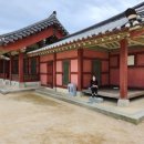 2022년 10월 02일 수원 화성행궁 축제 힐링폴링-궁궐 후원 툇마루에 앉아서 이미지