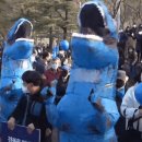 이재명 대구 선거유세에서 개꿀렁거리는 파란 공룡 두마리 이미지