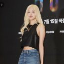 로제 시사회룩으로 배우는 다리가 길어 보이는 깔끔한 캐주얼핏 데님 코디
