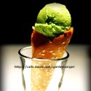 Cornet of Salmon Tartare with Pea Ice Cream 이미지