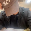 일단 웃어