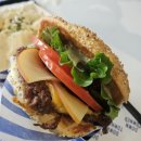㈜리치플러스 | [수원 광교] 광교중앙역 버거 맛집, '다운타우너 광교...치즈 트러플 버거 먹은 솔직 후기 (+ 주차 정보)