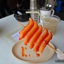 수요미식회 맛집, 풍년쌀농산 떡볶이집의 떡꼬치와 식혜 이미지