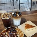 카페 음료와 디저트 이미지