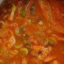 김치찌개는 물대신 &#39;이것&#39;을 넣고 끓이세요! 감칠맛 10배 모두가 놀라는 김치찌개 레시피 이미지