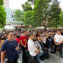 Apple의 iPhone 11 Singapore 출시를위한 길고 구불 구불 한 라인 이미지