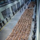 4만명의 갱단 용의자를 수용하는 엘살바도르의 초대형 교도소 공개 이미지