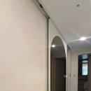 화이트 아치 디자인 원슬라이딩 거울 중문 제작 시공 [이원 현관중문] 이미지