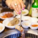 고기 굽는 남자 이미지