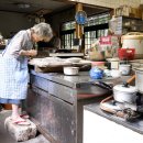 산 속에 덩그러니 있는 식당에서 365일 일하는 할머니, 97-year-old hardworking grandma 이미지