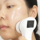 (주)디에프브이투 | V라인 얼굴마사지기 슈링크홈 리프투글로우와 볼륨광앰플로 채우는 탄력 광채