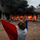 ‘우리가 불타면, 너희도 불타리라’: 프랑스 전역에서 벌어진 시위로 수백 명 체포 이미지