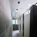두남교회 옆 화장실 | 금천구 (금천) 큐비클 대형교회 화장실 칸막이 리모델링 : 다크우드 &amp; 아이보리 투톤 시공 후기