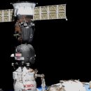 Soyuz 캡슐은 우주 정거장의 도킹 포트를 교체하여 새로운 도착을위한 길을 개척했습니다. 이미지