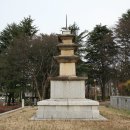 영남대 박물관 야외전시장 석탑과 석탑부재 이미지