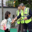 인천당하초등학교 앞 옐로카펫 | 초등학생들의 안전한 등ㆍ하교를 위한 정책, '옐로카드'는 선택이 아니라 권리입니다!