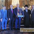 트럼프는 첫 임기 이후 많은 사람들에게 역사상 최초의 유대인 대통령으로 여겨져 왔으며, 트럼프 자신도 이러한 주장을 자랑스럽게 생각 이미지