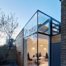 [목재와 유리로 된 사무실] CF Architects builds its own timber and glass office on the side of a mid-century home 이미지