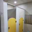 어린이 유치원 화장실칸막이 큐비클소변기칸막이(라운드 문)_서울 강북구 이미지