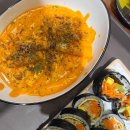 나의 여의도 리김밥 최애조합: 로제떡볶이+ 아무김밥. 치토스맛 로제 소스! 돼지파티의 일등공신