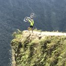 세계에서 가장 위험한도로(볼리비아-융가스도로(죽음의계곡),중국-화산등-가장위험한 잔도(절벽 암벽길) 이미지
