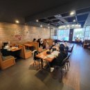 투썸플레이스 잠실3단지점 : 2층 생각보다 넓고 쾌적, 카공하기 좋음, 책상 의자 편함