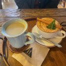 커피와 책이 있는 이미지