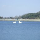 산 위에 호수 이미지